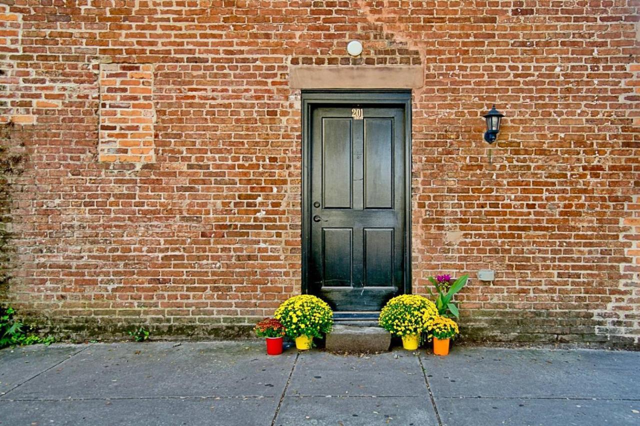Comfy Carriage House Steps From The River Саванна Экстерьер фото